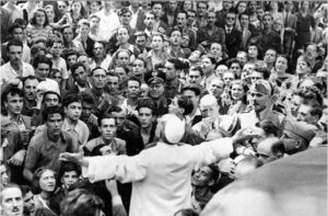 Pio XII a San Lorenzo dopo il bombardamento di Roma il 19 luglio 1943